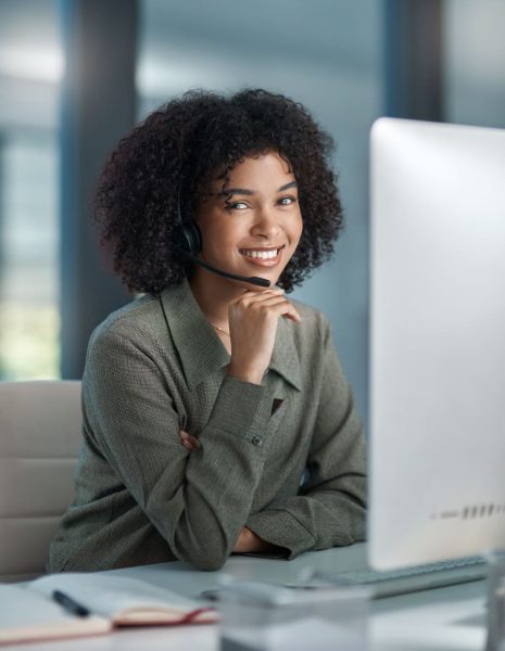 Femme derrière un ordinateur qui sourit
